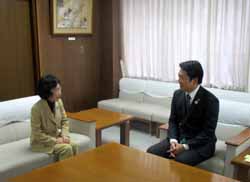 写真：退任のあいさつを受ける市長