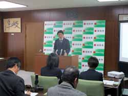 写真：定例記者会見する市長