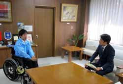 写真：小川祐太氏と市長