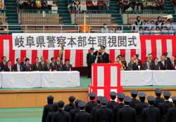写真：岐阜県警本部年頭視閲式に出席する市長