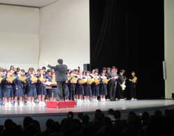写真：参加している市内中学生とともに合唱に参加する市長