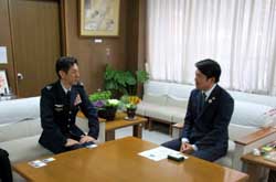 写真：二木裕昭氏と市長