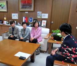 写真：黒田恵美子氏と面談する市長