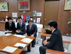 写真：船橋昇治氏と面談する市長