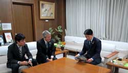 写真：都島國雄氏と面談する市長