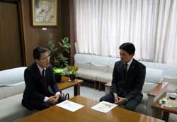 写真：高木朗義氏と面談する市長