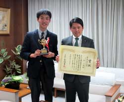 写真：辻一成さんと市長