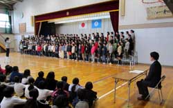 写真：鶉小学校「全校歌声集会」に出席した市長