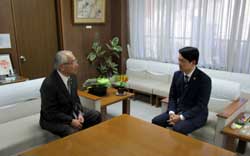 写真：中津川市長 青山節児氏と面談する市長