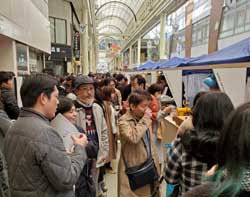 写真：視察する市長（2月23日）