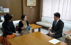 写真：中島由紀子氏ほかと面談する市長