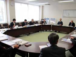 写真：委員会に出席する市長