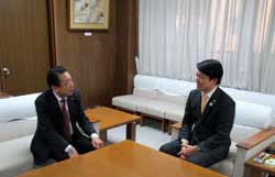 写真：戸部哲哉氏と面談する市長