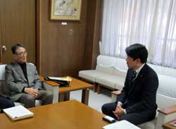 写真：玉井正爾氏と面談する市長