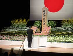 写真：式辞及び献花する市長