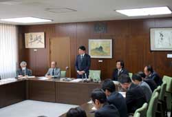 写真：会議に出席する市長1（2月26日）