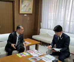 写真：岩切道郎氏と面談する市長