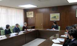 写真：篠田久美子氏ほかと面談する市長