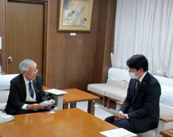写真：堀康郎氏と面談する市長