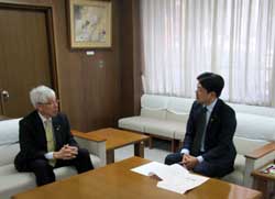 写真：平光孝司氏と面談する市長