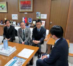 写真：福井雅一氏ほかと面談する市長