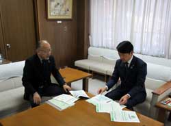 写真：加藤義人氏と面談する市長