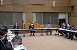 写真：会議を開催する市長（3月17日）