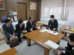 写真：太田孝治氏と市長ら