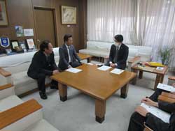 写真：宇野公章氏ほかと面談する市長