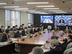 写真：会議に出席する市長（岐阜県庁）