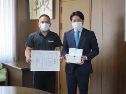 写真：横山義和氏と市長