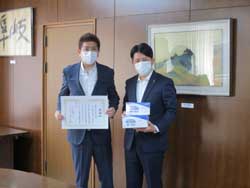 写真：田中勝氏と市長