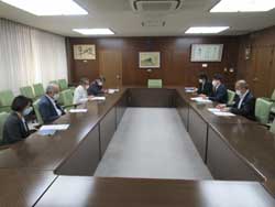 写真：要望書を受領