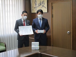 写真：青木仁志氏と市長
