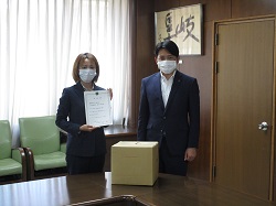 写真：船戸大輝氏と市長
