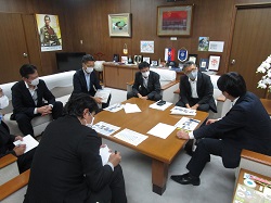 写真：面談する市長（7月6日）