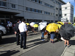 写真：視察する市長