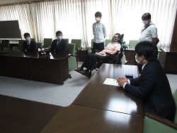 写真：大学生と面談