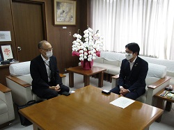 写真：髙𣘺裕輔氏と市長