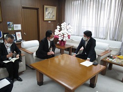 写真：遠藤智氏と市長