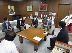 写真：面談する市長（8月6日）