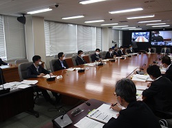 写真：会議に出席する市長1（8月7日）