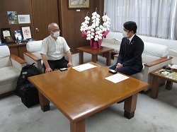 写真：沖田孝司氏と市長