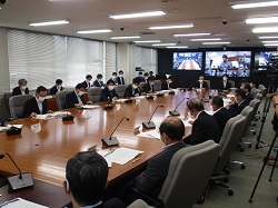 写真：会議に出席