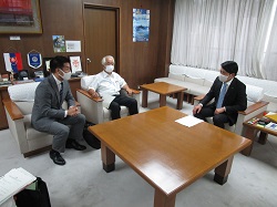 写真：面談する市長（9月7日）