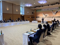 写真：会議に出席する市長