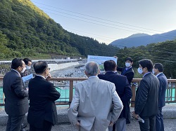 写真：視察の様子（10月2日）