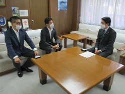 写真：着任のあいさつを受ける市長（9月28日）