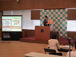 写真：定例記者会見の様子