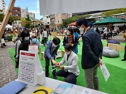 写真：開催状況を視察する市長